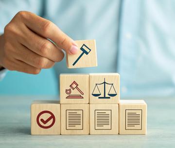 Empilage manuel de blocs en bois avec des icônes de loi et de conformité