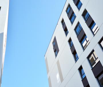 Des bâtiments d'habitation neufs et blancs