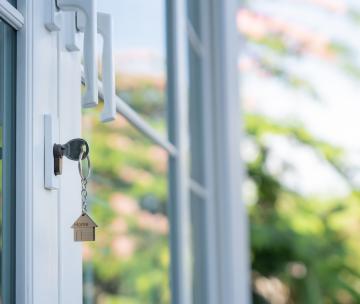 Une clé sur une porte de maison