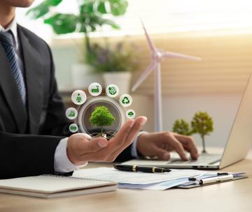 Un homme d'affaires tenant un arbre dans sa main