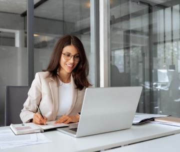 Une professionnelle de l'immobilier à son bureau