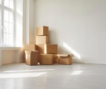 Des cartons empilés dans un logement vide